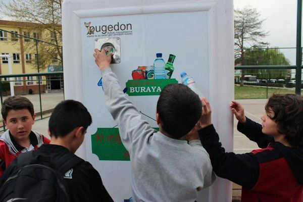 新型環保自動販賣機，可為流浪貓狗提供食物(圖1)