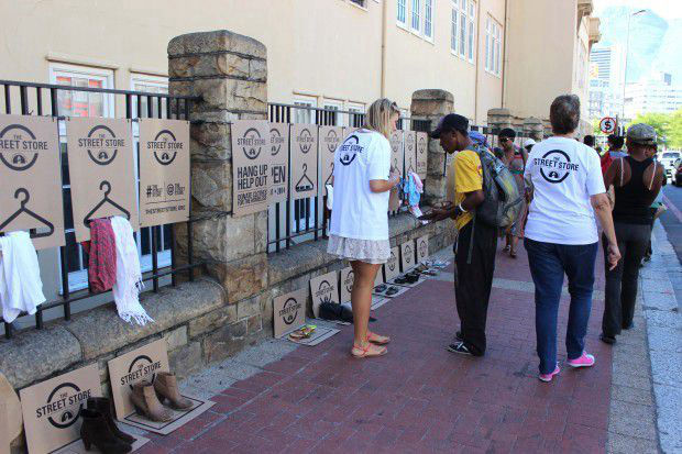 街頭捐贈商店，保護(hù)受助人尊嚴(yán)--置頂表情