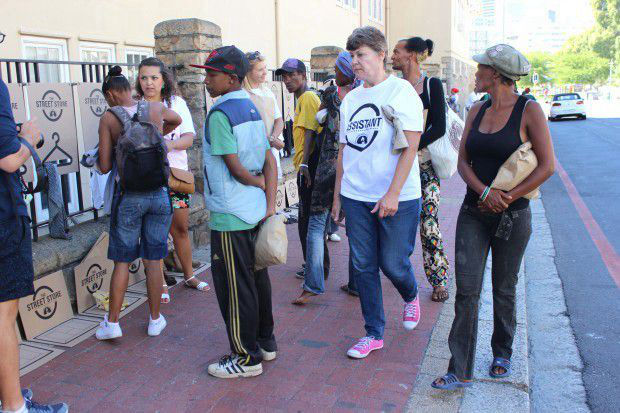 街頭捐贈商店，保護(hù)受助人尊嚴(yán)--置頂表情