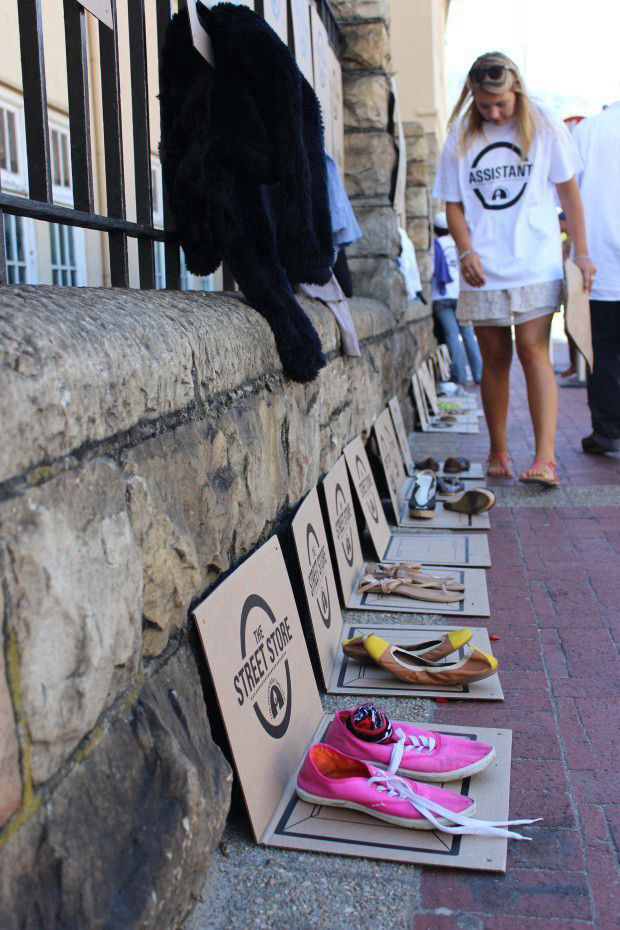 街頭捐贈商店，保護(hù)受助人尊嚴(yán)--置頂表情