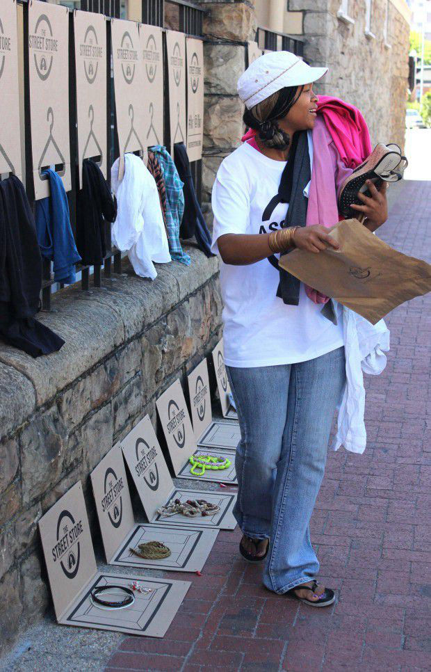 街頭捐贈商店，保護(hù)受助人尊嚴(yán)--置頂表情