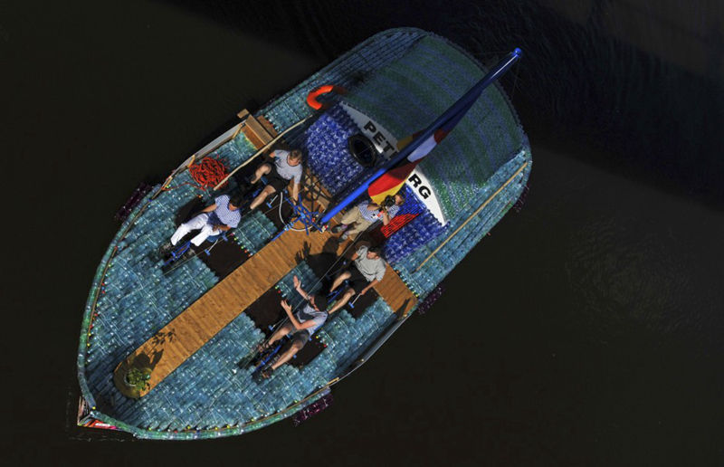 用塑料瓶DIY一艘船，并航行500英里--置頂表情