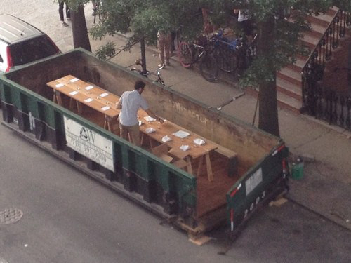 花50美元在垃圾桶中吃飯，為倡導人們不要浪費食物--置頂表情