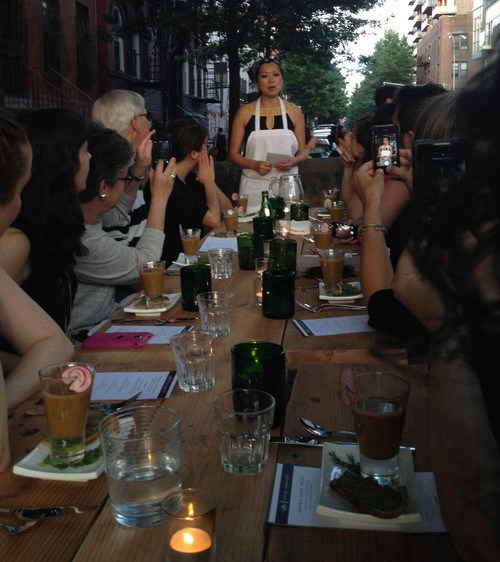 花50美元在垃圾桶中吃飯，為倡導人們不要浪費食物--置頂表情