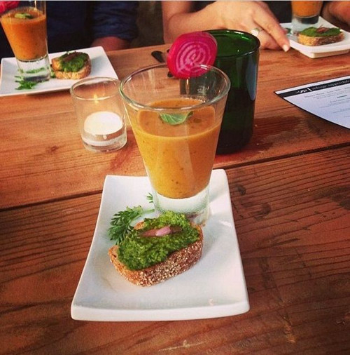 花50美元在垃圾桶中吃飯，為倡導人們不要浪費食物--置頂表情