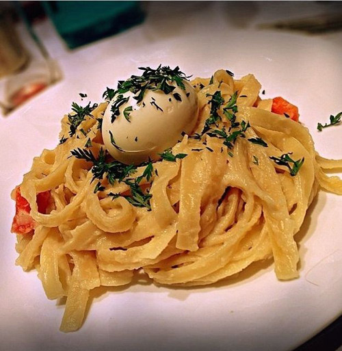 花50美元在垃圾桶中吃飯，為倡導人們不要浪費食物--置頂表情