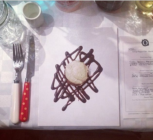 花50美元在垃圾桶中吃飯，為倡導人們不要浪費食物--置頂表情