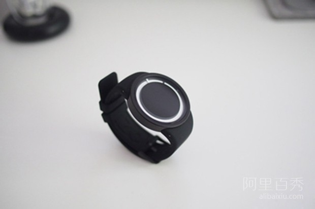 暗夜發出霓虹藍光的ZIIIRO Eclipse手表，簡約又時尚--置頂表情